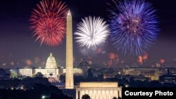 Espectáculo de fuegos artificiales por el 4 de julio en Washington DC