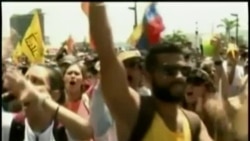 Llaman a más protestas en Venezuela y autoridades ordenan captura de opositor
