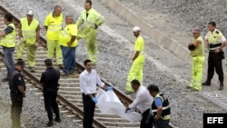 Los operarios siguen trabajando hoy para retirar lo que queda del convoy accidentado y el acondicionamiento de las vías en el lugar del accidente donde descarriló el tren Alvia el pasado miércoles, a pocos kilómetros de Santiago de Compostela