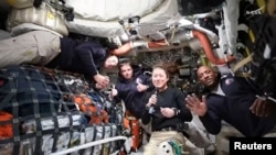 Los miembros de la tripulación del Artemis II, Jeremy Hansen, Reid Wiseman, Christina Koch, and Victor Glover. 