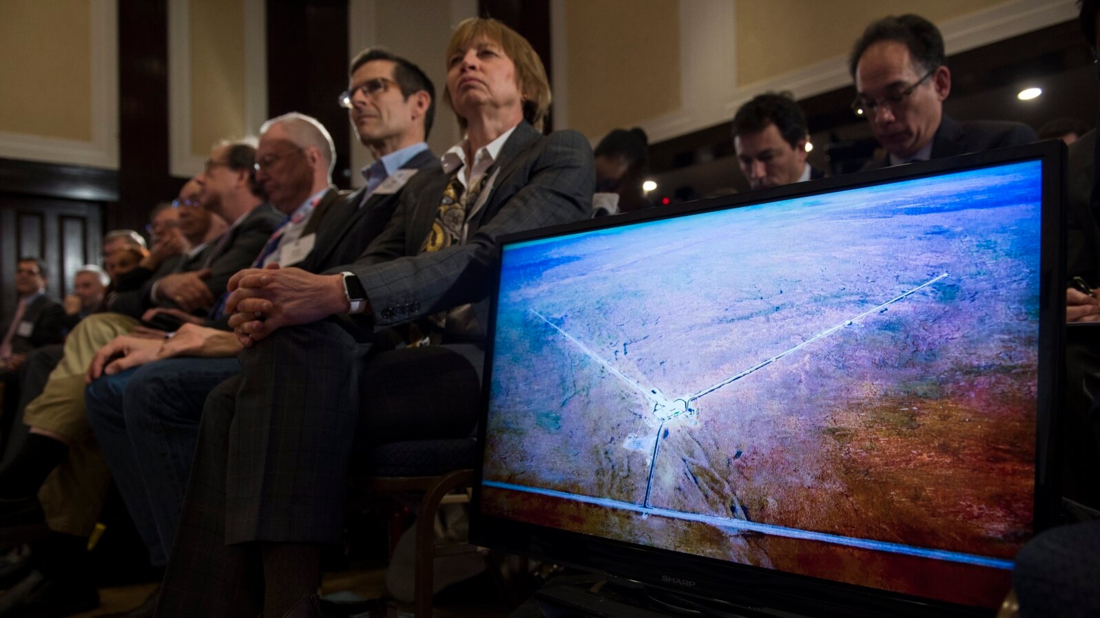  Vista del mapa generador por un detector de movimientos del proyecto LIGO durante la rueda de prensa sobre la demostración de la existencia de las ondas gravitacionales.