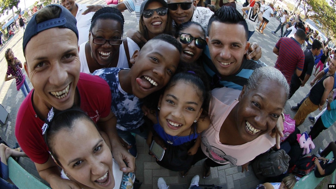  Migrantes cubanos posan antes de salir hacia EEUU.