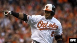 El bateador de los Orioles de Baltimore Nelson Cruz corre por las bases después de batear un jonrón contra los Tigres de Detroit, 2 de octubre.