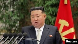 El líder norcoreano Kim Jong Un interviene durante la reunión ampliada del primer pleno del Noveno Comité Central del Partido del Trabajo de Corea (PTC), en Pionyang, Corea del Norte, el 23 de febrero de 2026. KCNA vía REUTERS