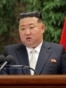 El líder norcoreano Kim Jong Un interviene durante la reunión ampliada del primer pleno del Noveno Comité Central del Partido del Trabajo de Corea (PTC), en Pionyang, Corea del Norte, el 23 de febrero de 2026. KCNA vía REUTERS