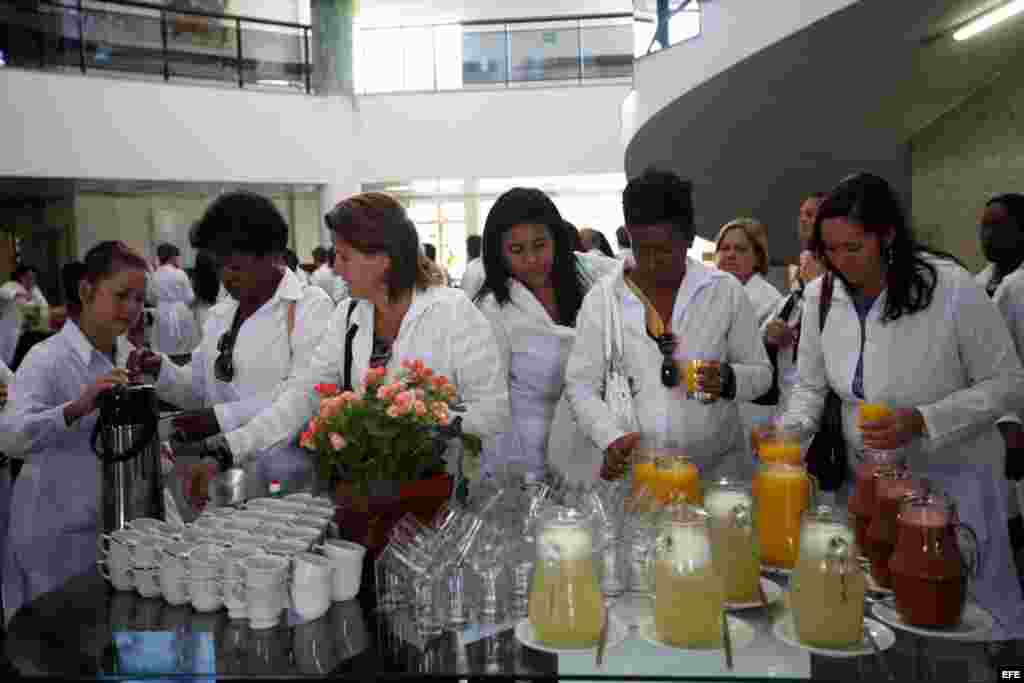 BRA303. BRASILIA (BRASIL), 24/08/2013.- Médicos cubanos llegan hoy, sábado 24 de agosto de 2013, al aeropuerto de Brasilia. La presidenta brasileña, Dilma Rousseff, anunció a inicios de julio pasado un programa para incorporar médicos extranjeros a la san