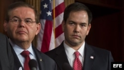 El senador demócrata Bob Menendez (izq.) y el republicano Marco Rubio. (Archivo)