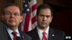 (i-e) El senador demócrata Bob Menendez y el senador republicano Marco Rubio.