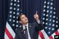 El secretario de Estado Marco Rubio habla con empleados y familias durante un encuentro en la Embajada de EEUU en la Ciudad de Panamá, Ciudad de Panamá, el 2 de febrero de 2025. (AP/Mark Schiefelbein, Pool)