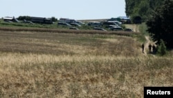 Cráter y restos dispersos dejados por un objeto no identificado en un campo cerca de la localidad de Tarnawa-Kolonia.