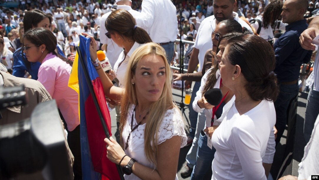  Lilian Tintori (c), esposa del líder opositor Leopoldo López. 
