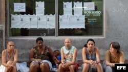 Una vidriera donde se exponen las biografías de los candidatos a delegados.