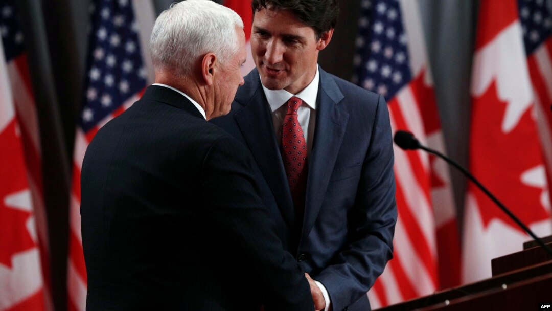 El vicepresidente de EEUU, Mike Pence, y el primer ministro de Canadá, Justin Trudeau, durante la conferencia de prensa conjunta.