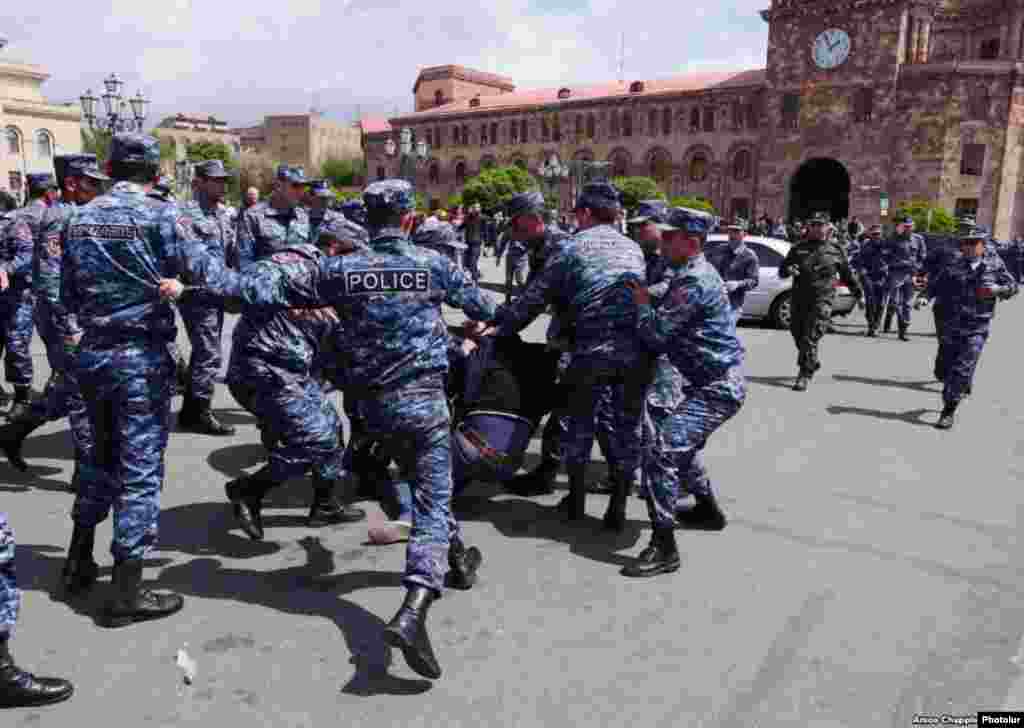 Manifestantes y represión policial en Armenia.