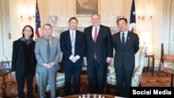 Mike Pompeo con los sobrevivientes de la matanza en Tiananmen.