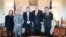 Mike Pompeo con los sobrevivientes de la matanza en Tiananmen.