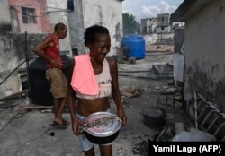 Cubanos cocinan con leña en la calle en medio del apagón.