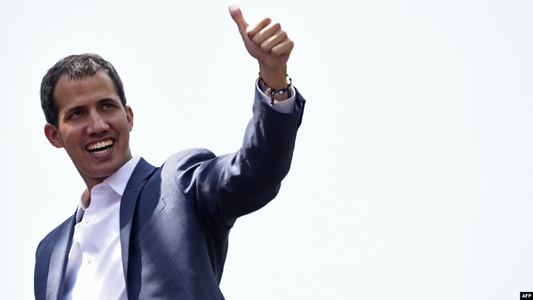 juan Guaidó saluda a sus seguidores durante una manifestación multitudinaria en Caracas, el 2 de febrero. 