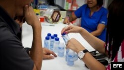 La escena se repite en las farmacias venezolanas: largas filas de los clientes para comprar medicamentos que escasean. 