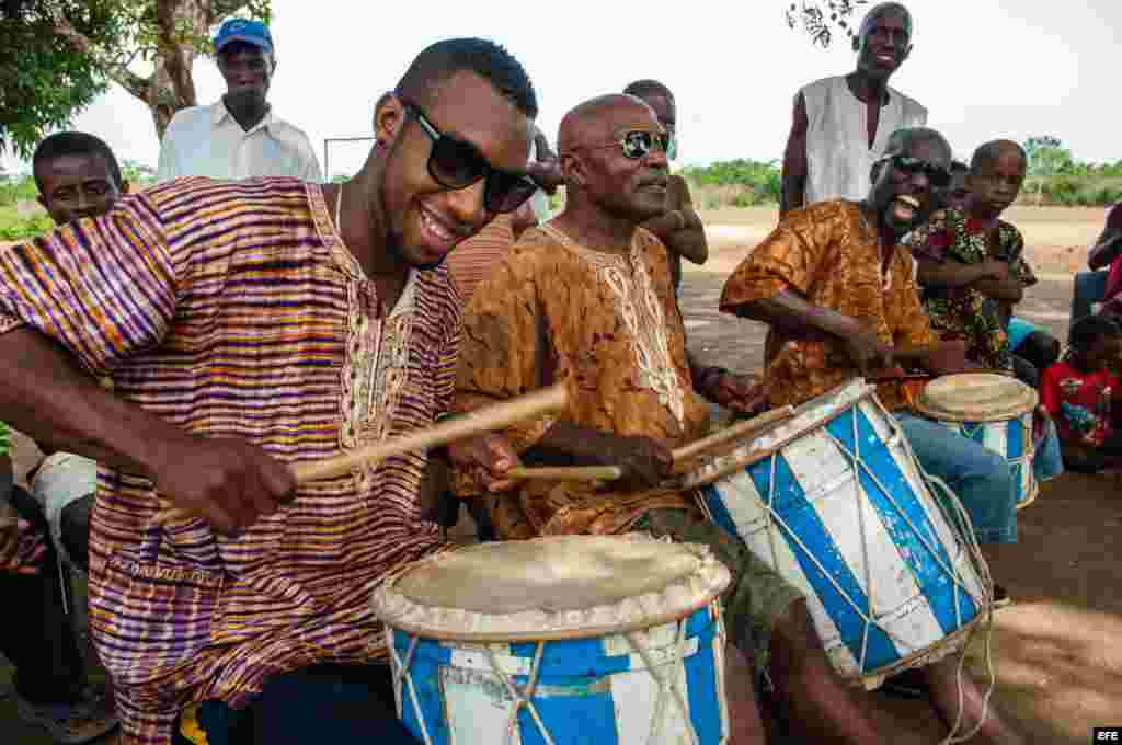 Fotograma cedido por el documental "They are We" ("Ellos son nosotros") que fue presentado hoy, miércoles 16 de julio 2014, en la sede de la ONU en Nueva York. La cinta cuenta el reencuentro casi mágico de dos partes de una familia rota hace 170 años por 
