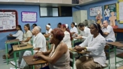 Personal de la Brigada Médica Cubana en Venezuela en una reunión en el CDI Centinela, en el estado de Aragua.