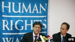 El director ejecutivo de Human Rights Watch para América Latina, José Miguel Vivanco (i), acompañado del subdirector Daniel Wilkinson, habla sobre la situación en Venezuela. Archivo.