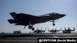 Un F-35C Lightning II del Cuerpo de Marines de los Estados Unidos aterriza a bordo del USS Abraham Lincoln (CVN 72) en el Mar Arábigo.