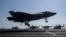 Un F-35C Lightning II del Cuerpo de Marines de los Estados Unidos aterriza a bordo del USS Abraham Lincoln (CVN 72) en el Mar Arábigo.