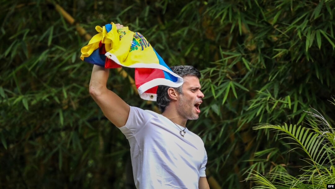 El opositor venezolano Leopoldo López saluda a seguidores, sábado 8 de julio de 2017, en la entrada de su casa en Caracas (Venezuela).