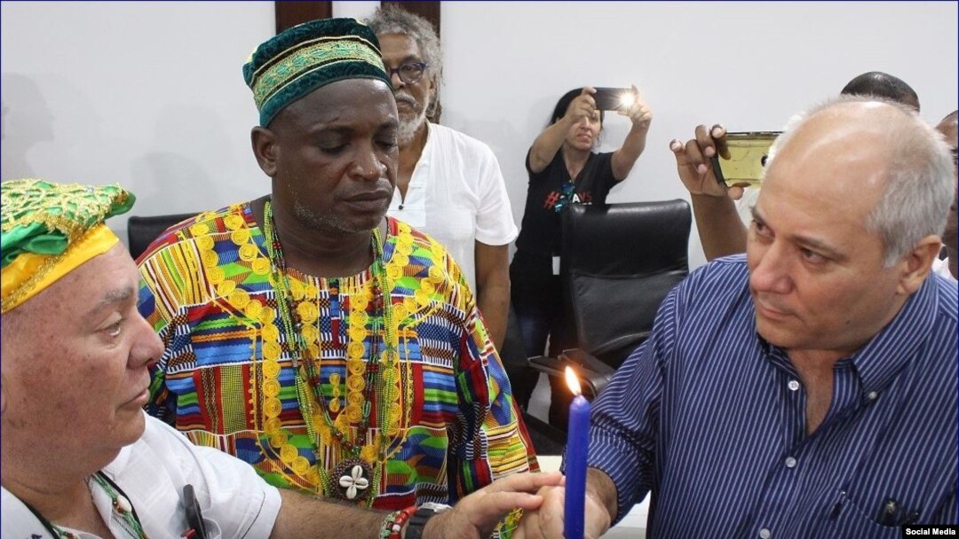 Entrega de la mpaka, símbolo de la "Fiesta del Fuego" al ministro de Cultura, Alpidio Alonso, para que la haga llegar a Díaz Canel. 