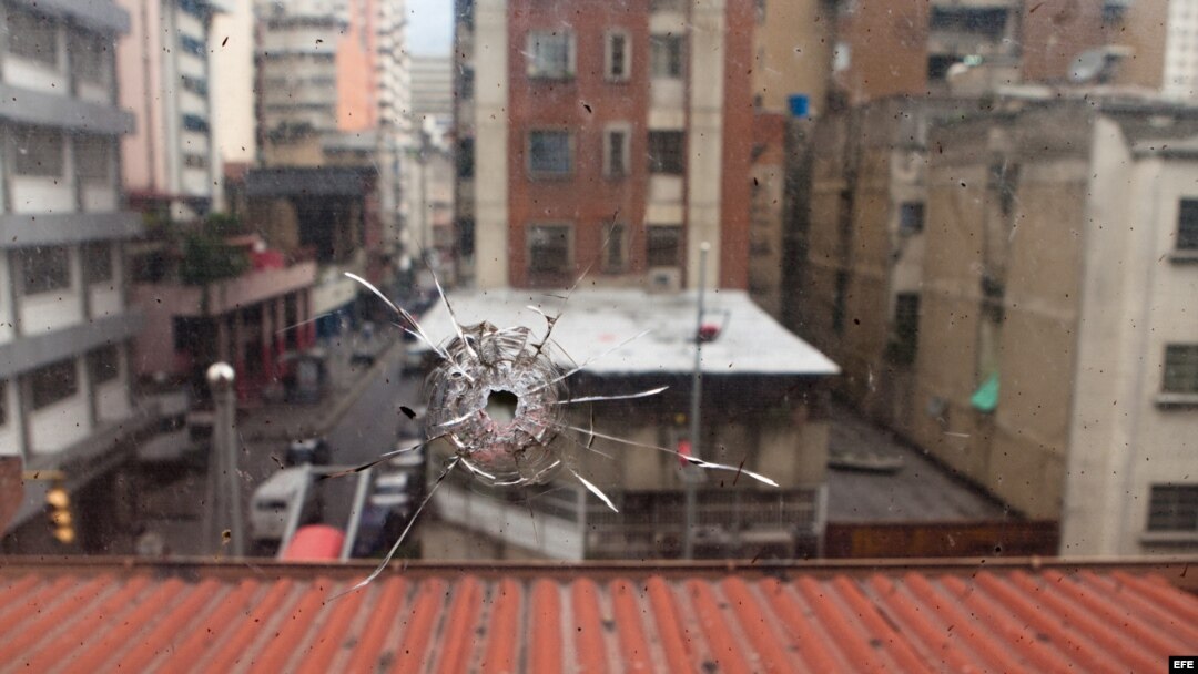 Detalle de un impacto de bala hoy, viernes 14 de febrero de 2014, en el organismo gubernamental Fundacaracas, elcual recibió varios impactos durante el pasado miércoles en Caracas (Venezuela). 