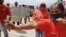 Autoridades chavistas como la alcaldesa del municipio de Díaz, en el estado de Nueva Esparta, difunden en Venezuela imágenes como esta para presentar la disposición combativa ante presuntos ataques contra ese país.
