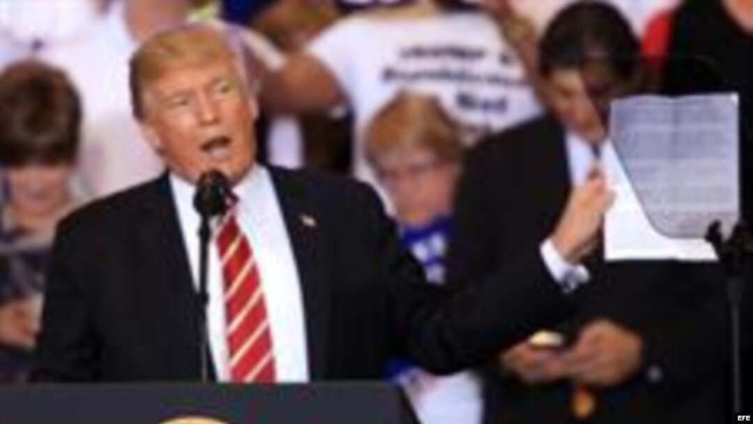El presidente de los Estados Unidos, Donald J. Trump, se dirige a sus seguidores, martes 22 de agosto de 2017, en el Centro de Convenciones de Phoenix durante un evento en Phoenix, Arizona (Estados Unidos).