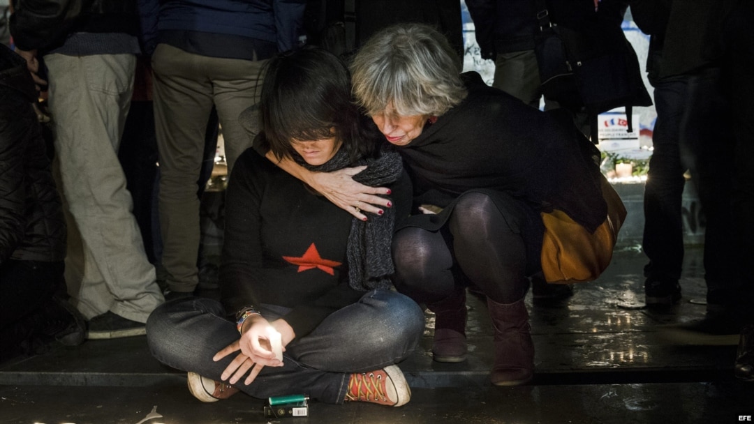 Parisinos reunidos en la Plaza de la República encienden velas por las víctimas de los atentados de París. EFE