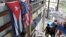 Banderas de EEUU y Cuba en la Feria Internacional de La Habana.