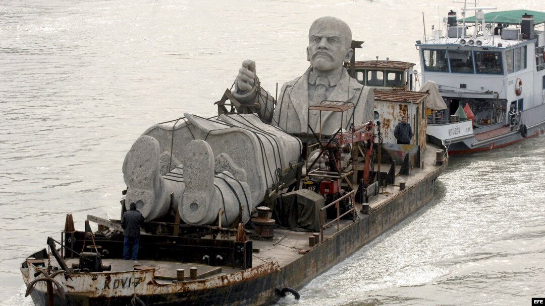 Un remolcador cruza el río Danubio cargado con las piezas una estatua gigante del dictador ruso Josef Stalin, en Budapest, Hungría.