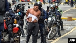 Miembros de la Policía Nacional Bolivariana detienen a un manifestante en el barrio Chacao en Caracas, el 30 de julio de 2024. Grupos de derechos humanos han denunciado cerca de dos mil detenciones desde las elecciones del 28 de julio de 2024.