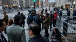 Miembros de los medios de comunicación se congregan a las afueras del Tribunal Federal Daniel Patrick Moynihan, en espera de Nicolás Maduro, en la ciudad de Nueva York, EE. UU., 26 de marzo de 2026. REUTERS/Jeenah Moon