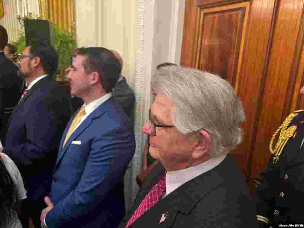 El empresario y filántropo cubanoamericano Max Alvarez (der.), invitado a la ceremonia por el Mes de la Herencia Hispana, en la Casa Blanca. 