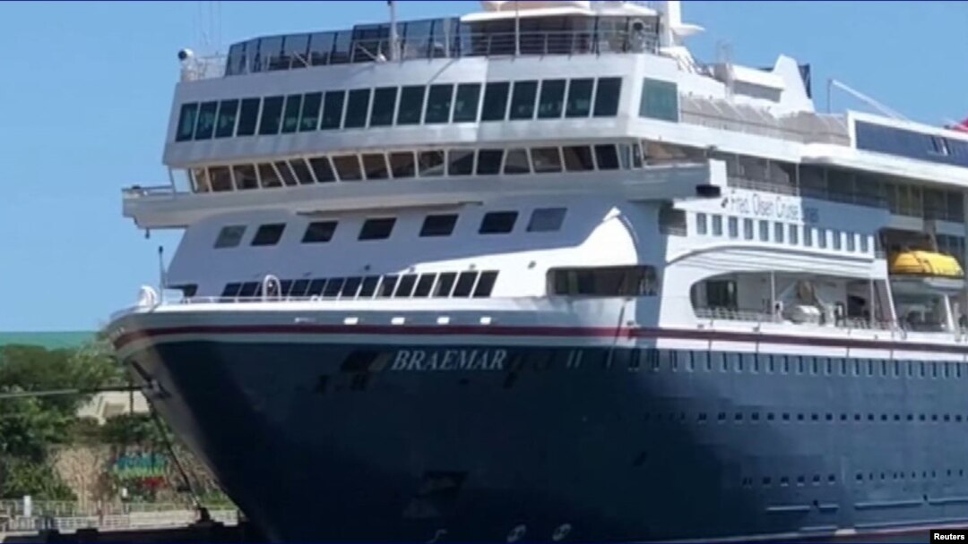 El MS Braemar anclado en La Romana. (Video/Reuters)
