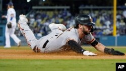 Kris Bryant juega con los Gigantes de San Francisco frente a los Dodgers de Los Angeles. (AP/Marcio Jose Sanchez)