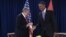 Barack Obama se reúne con su homólogo cubano, Raúl Castro, en la sede de Naciones Unidas en Nueva York. EFE
