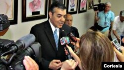 El congresista republicano por Florida David Rivera habla con la prensa.