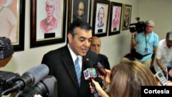El congresista republicano por Florida David Rivera habla con la prensa.