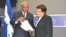 La ministra hondureña de Relaciones Exteriores, Mireya Agüero (i) , y el encargado de negocios de la embajada de Cuba en Honduras, Sergio Oliva.