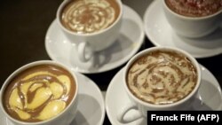 En esta edición de Medicina al Día un estudio analiza la relación entre café, chocolate y el aprendizaje; también informaciones sobre la dieta, el colesterol y el tratamiento de la hipertensión con métodos naturales