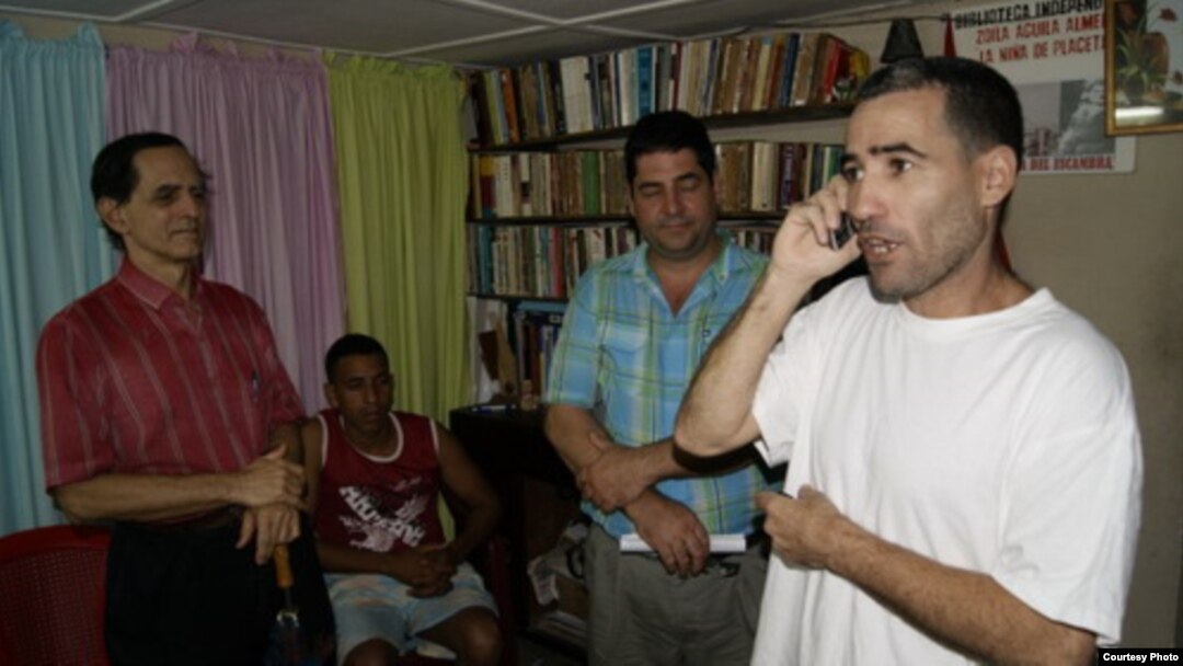 Calixto Ramón Martínez a pocos minutos de ser liberado se reúne con sus colegas de Hablemos Press