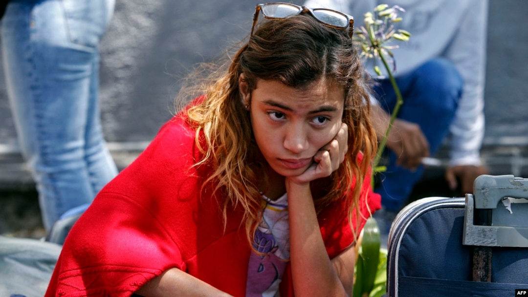 Una niña venezolana arriba a Ecuador con su familia.