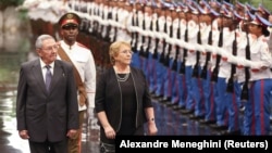 Michelle Bachelet en una visita oficial a Cuba como presidenta chilena, en enero de 2018. (Reuters/Alexandre Meneghini)