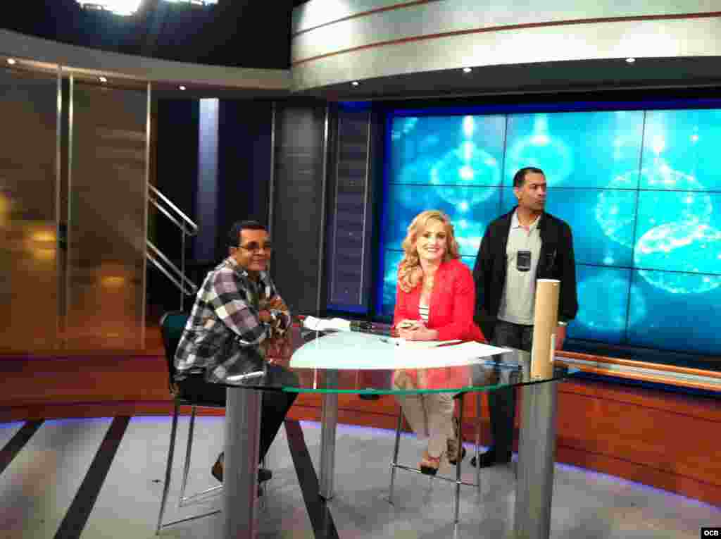 El equipo de producción de Avanza Cuba se prepara la transmisión en vivo.